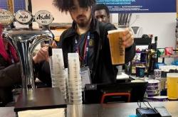 曼城主场一名酒吧工作人员在德比日穿曼联球衣上班，遭到曼城解雇