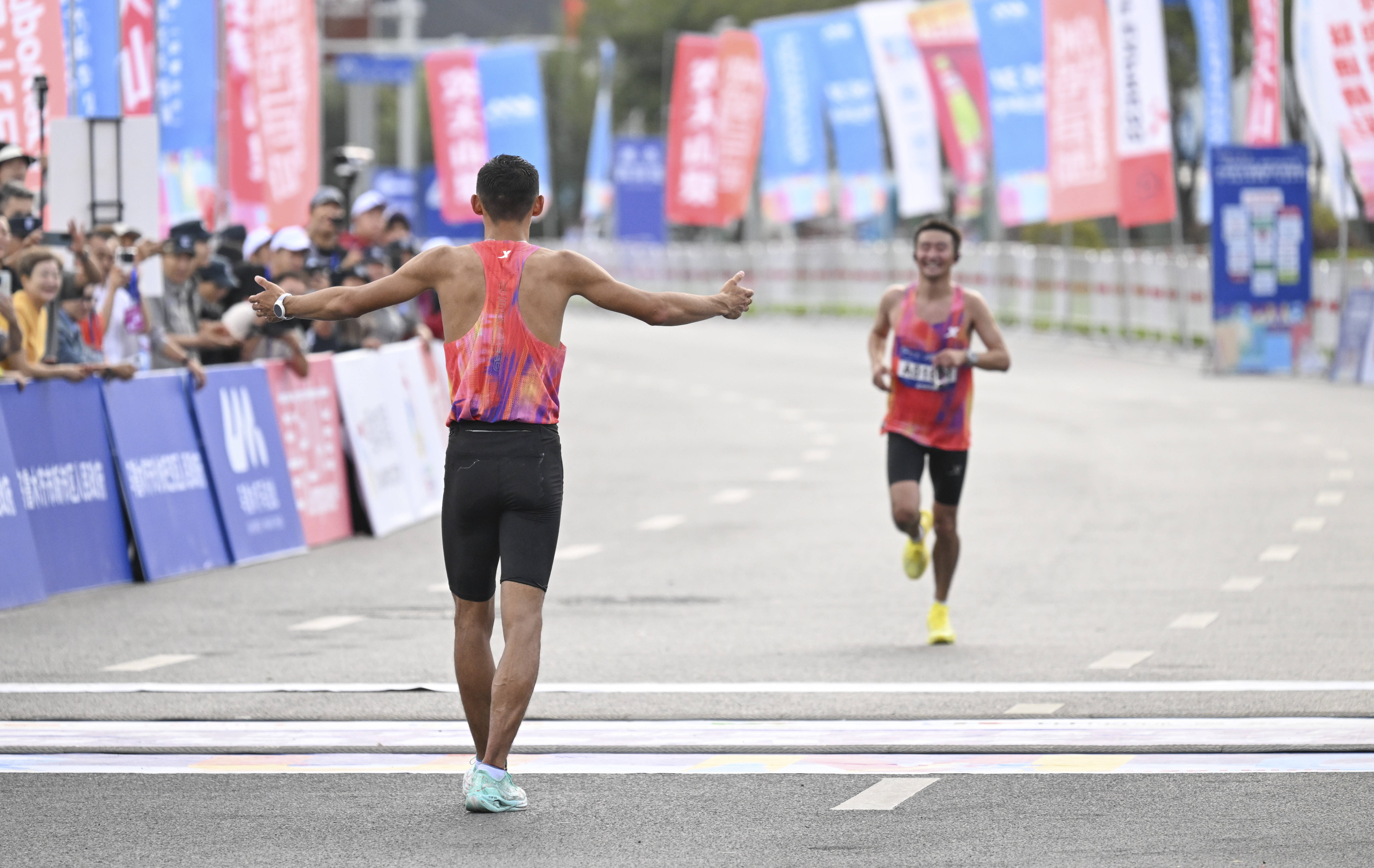 (体育)马拉松——2025乌鲁木齐马拉松开跑