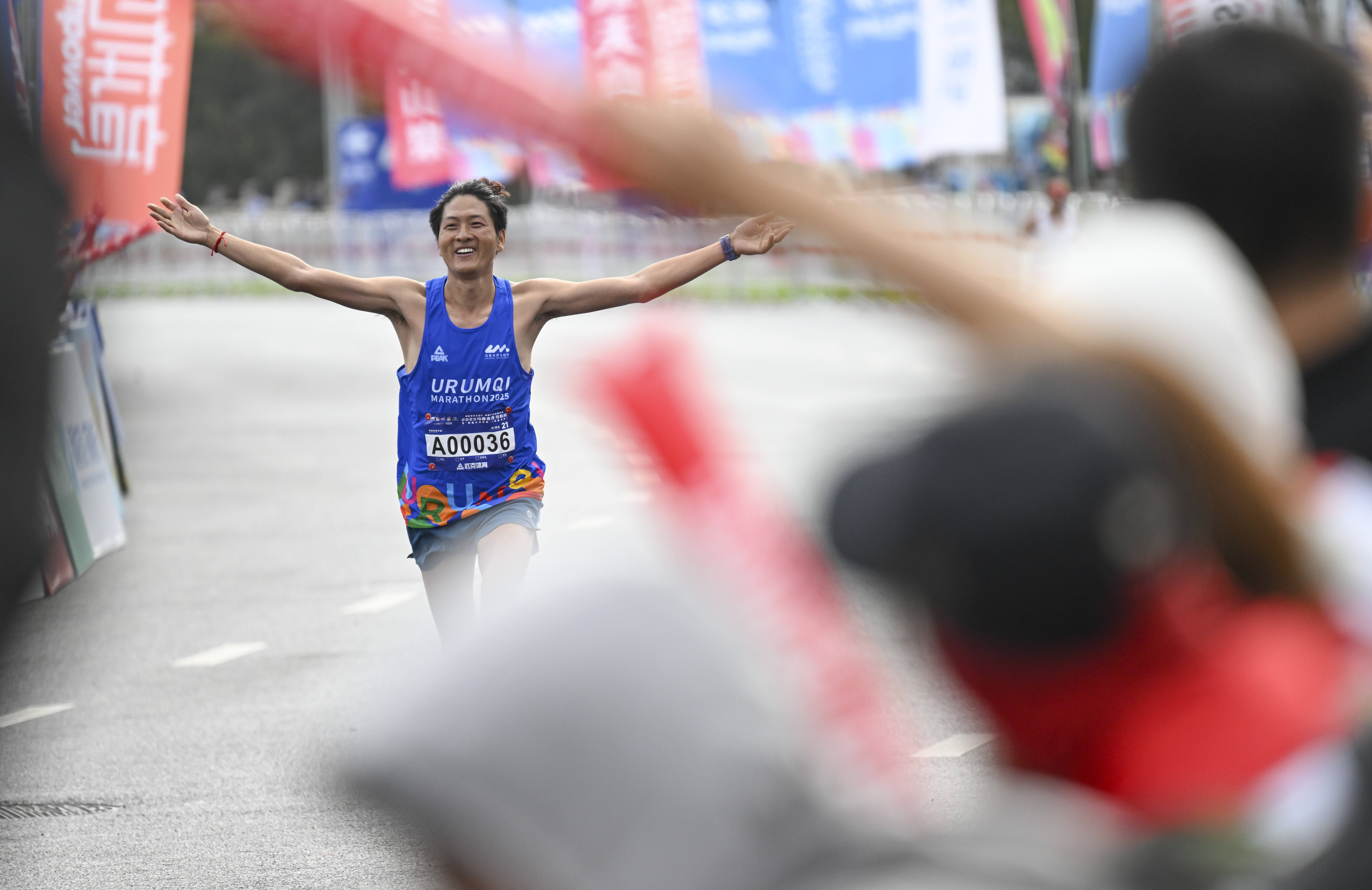 (体育)马拉松——2025乌鲁木齐马拉松开跑