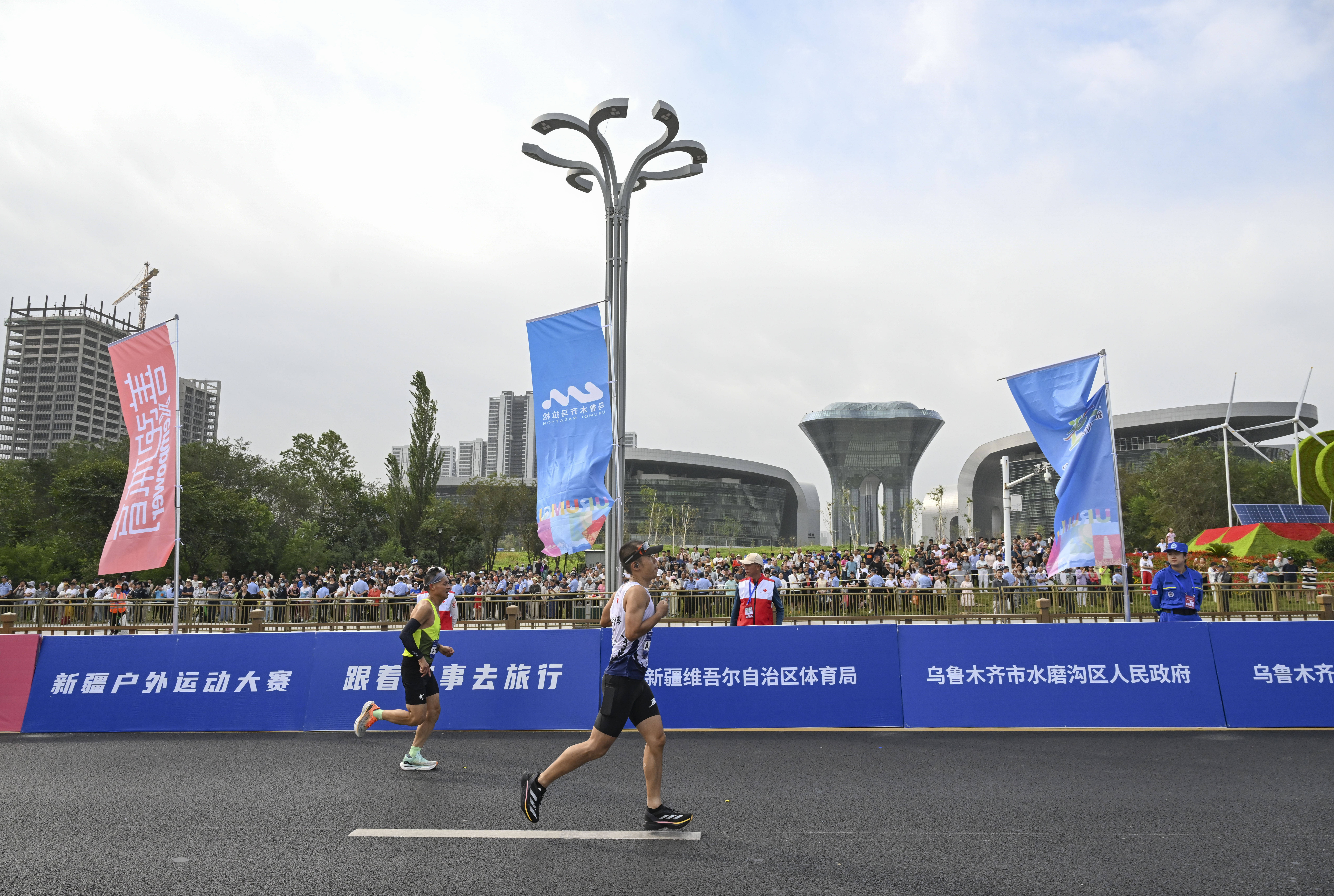 (体育)马拉松——2025乌鲁木齐马拉松开跑