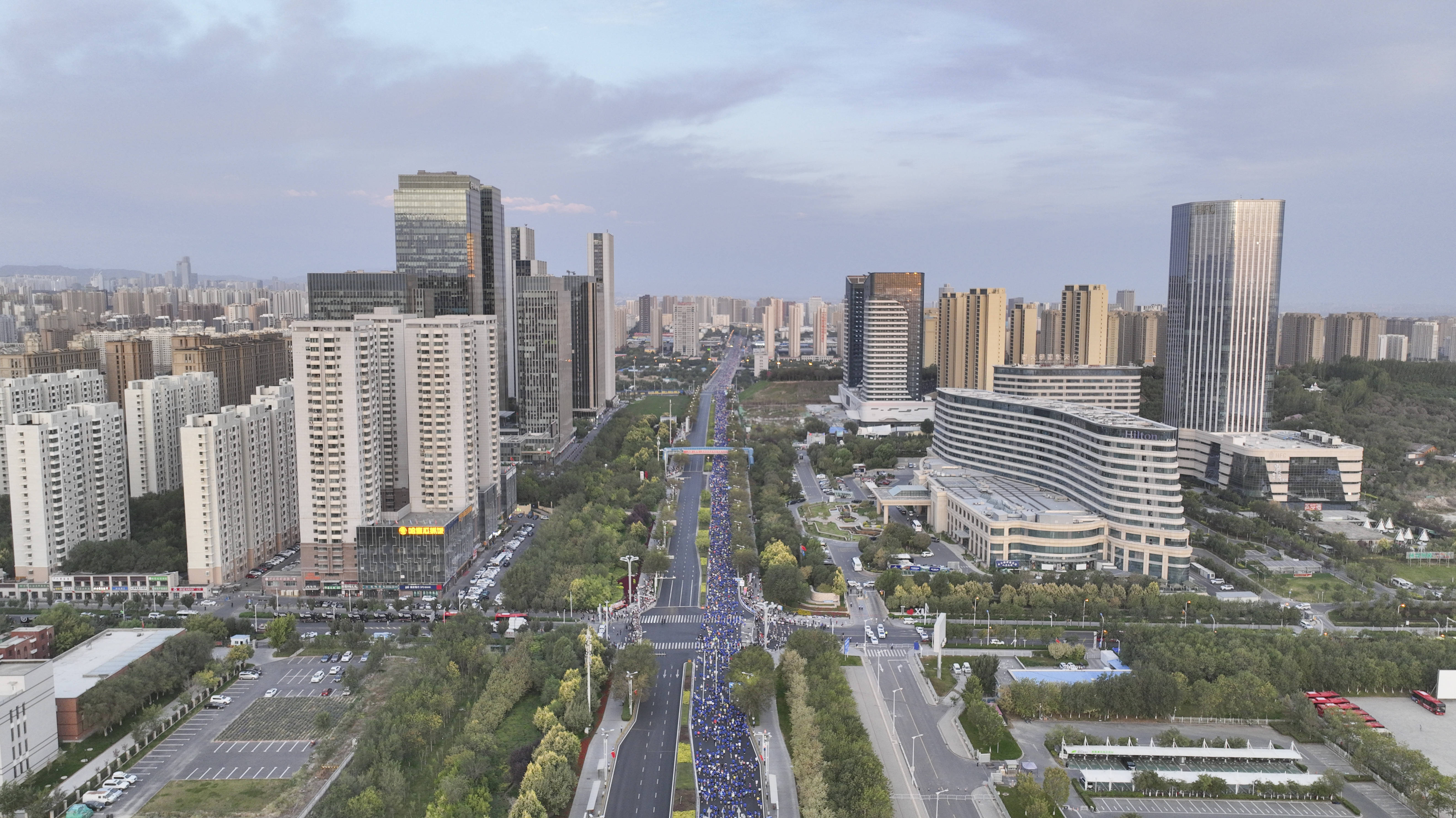 (体育)马拉松——2025乌鲁木齐马拉松开跑