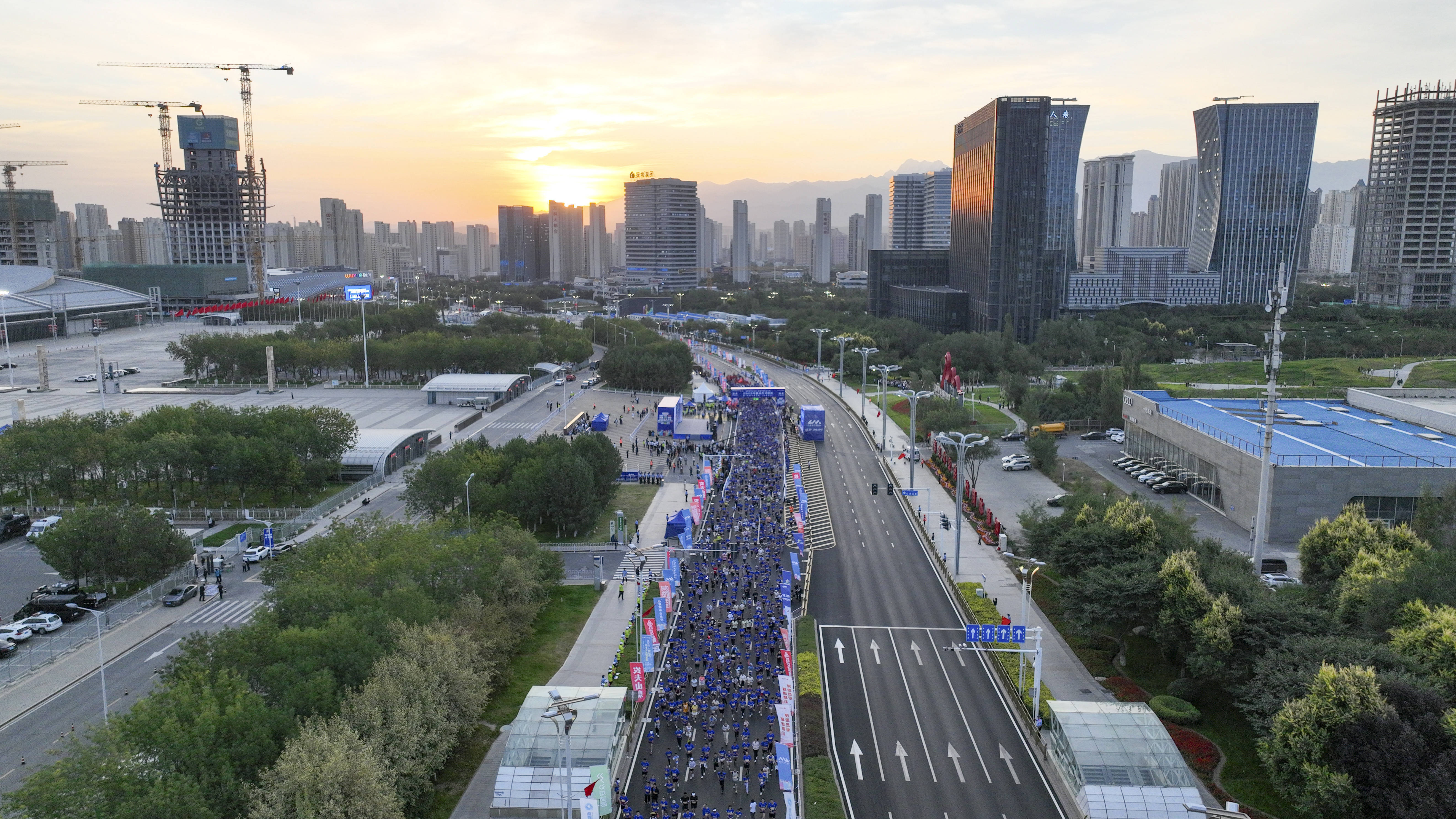 (体育)马拉松——2025乌鲁木齐马拉松开跑