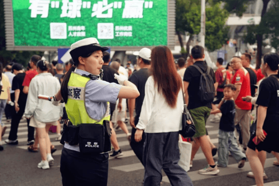 “苏超”拼尽全力 苏州公安共赴热爱