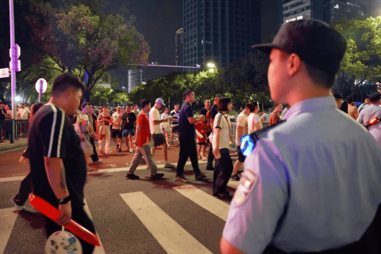 “苏超”拼尽全力 苏州公安共赴热爱