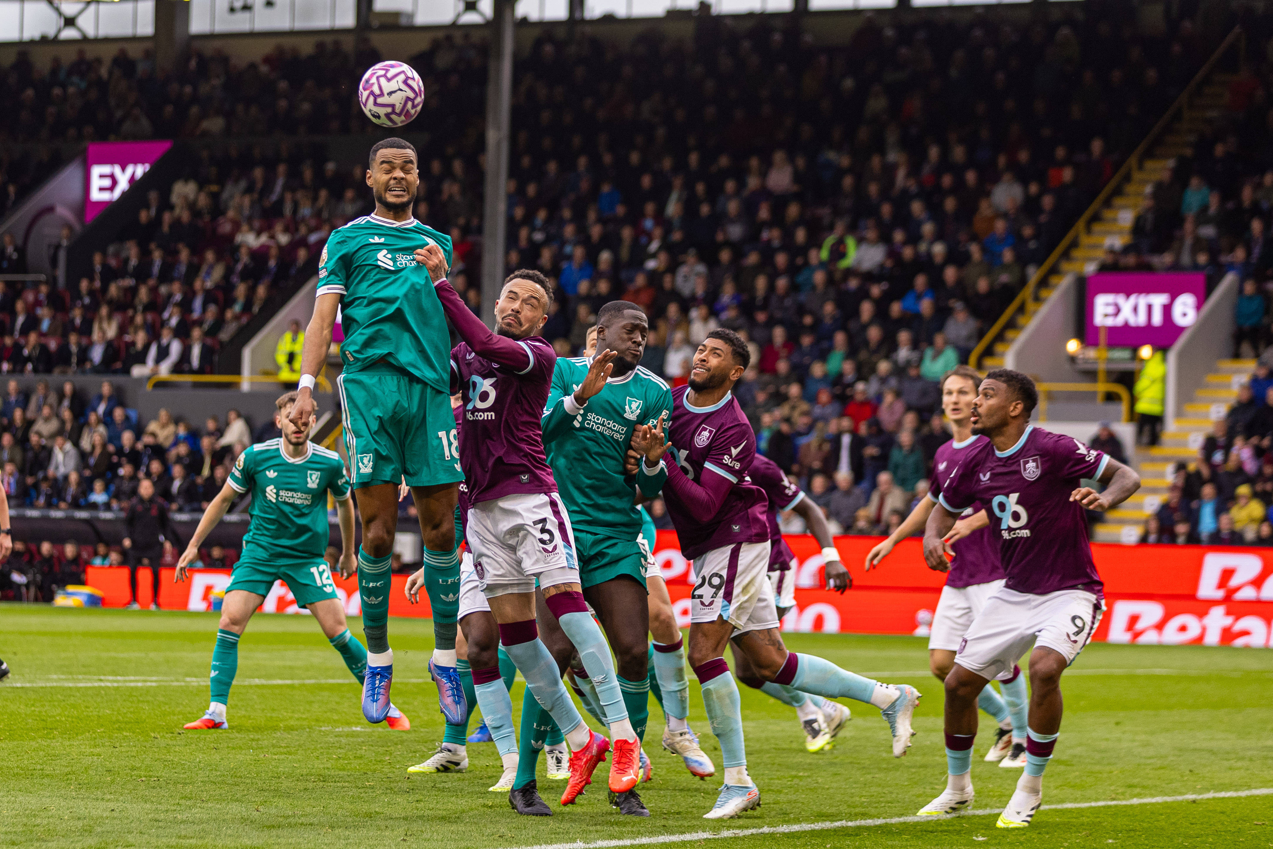 (体育)足球——英超:利物浦胜伯恩利