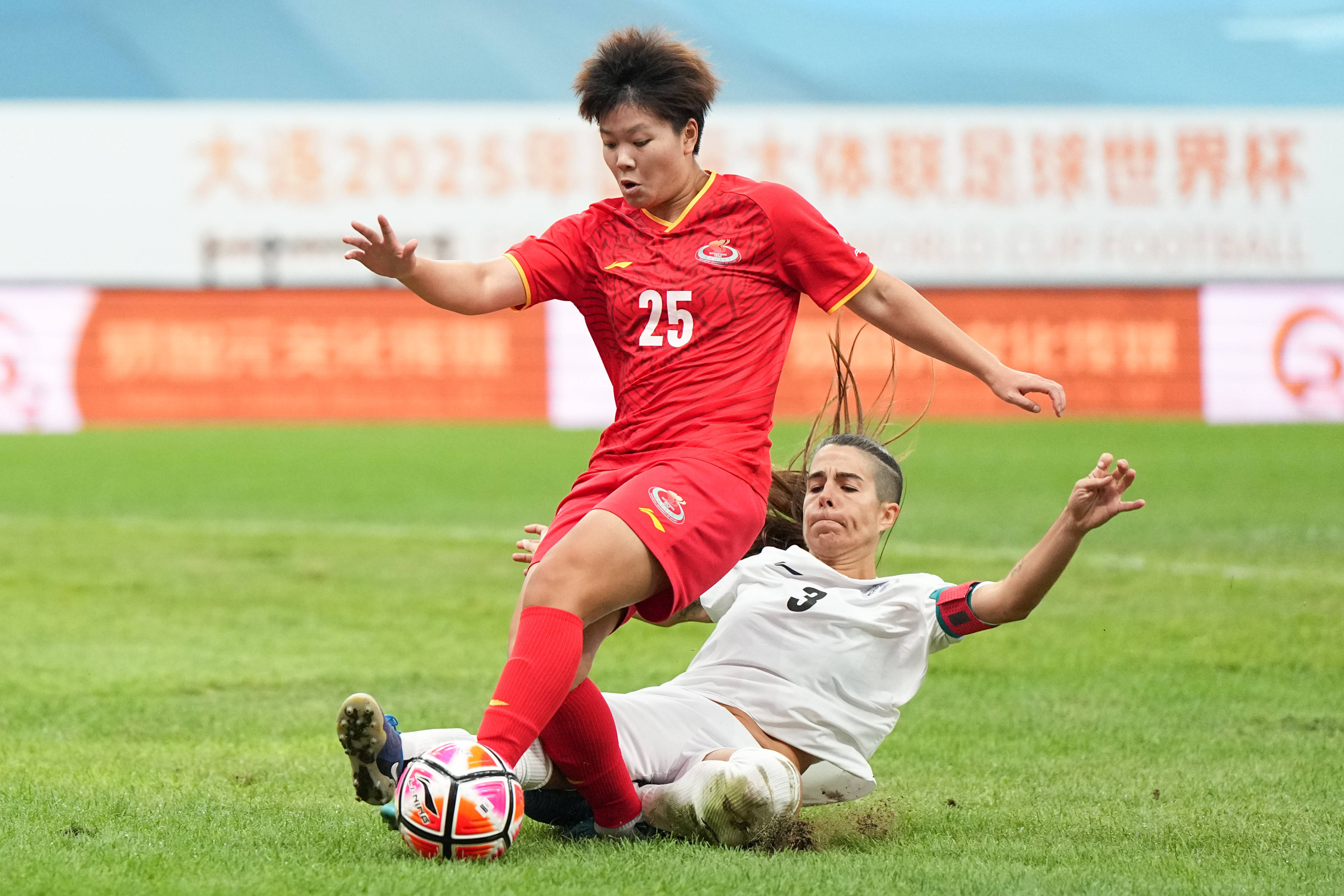 （体育）足球——国际大体联足球世界杯揭幕战：上海体育大学女队胜瓦伦西亚大学女队