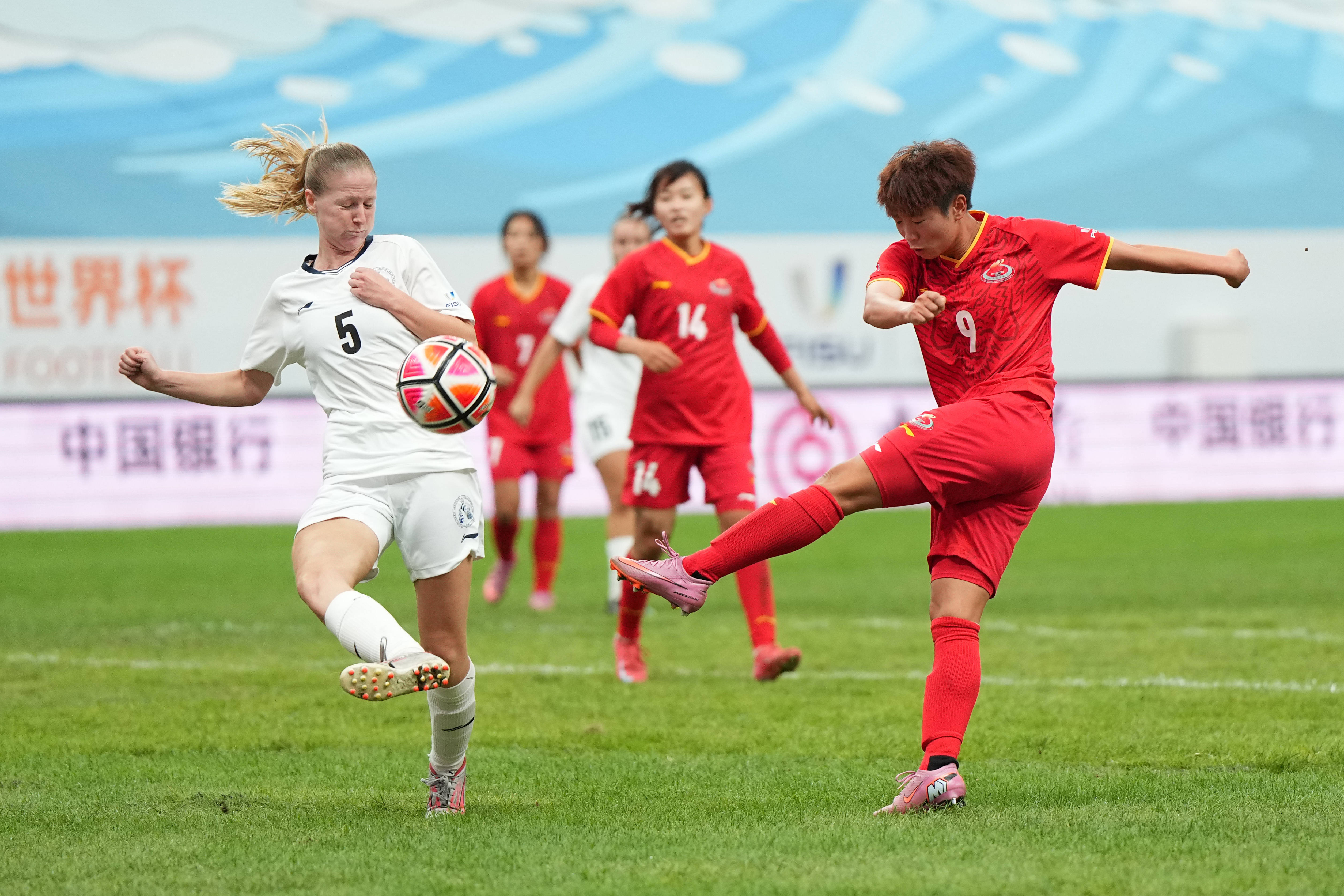 （体育）足球——国际大体联足球世界杯揭幕战：上海体育大学女队胜瓦伦西亚大学女队