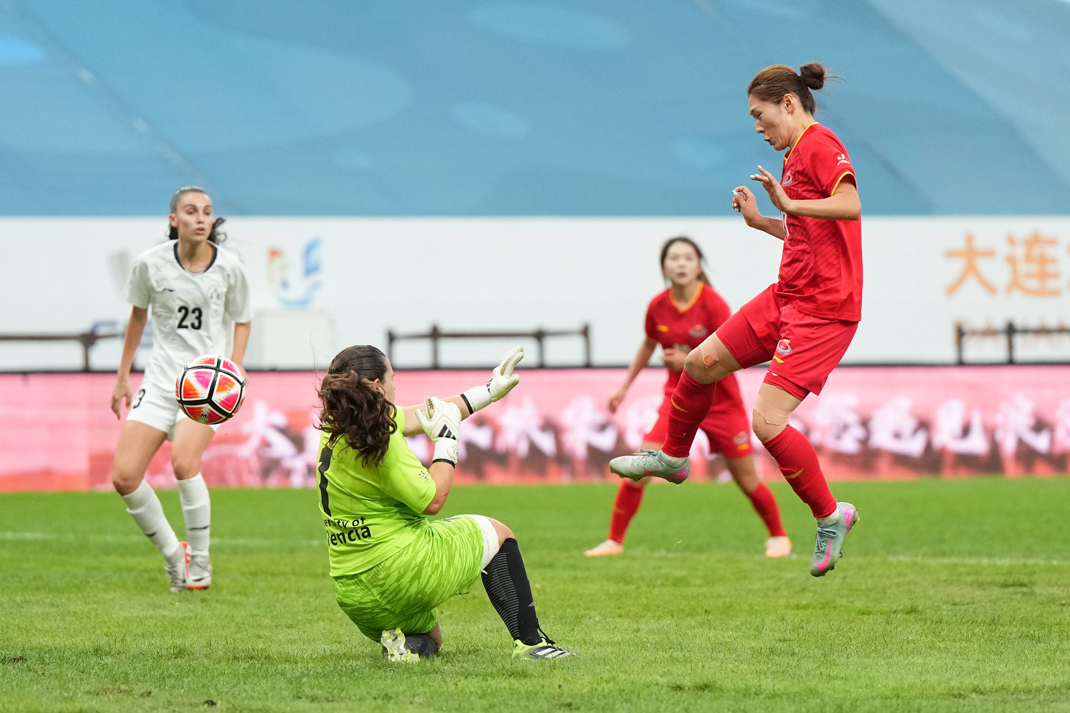 （体育）足球——国际大体联足球世界杯揭幕战：上海体育大学女队胜瓦伦西亚大学女队