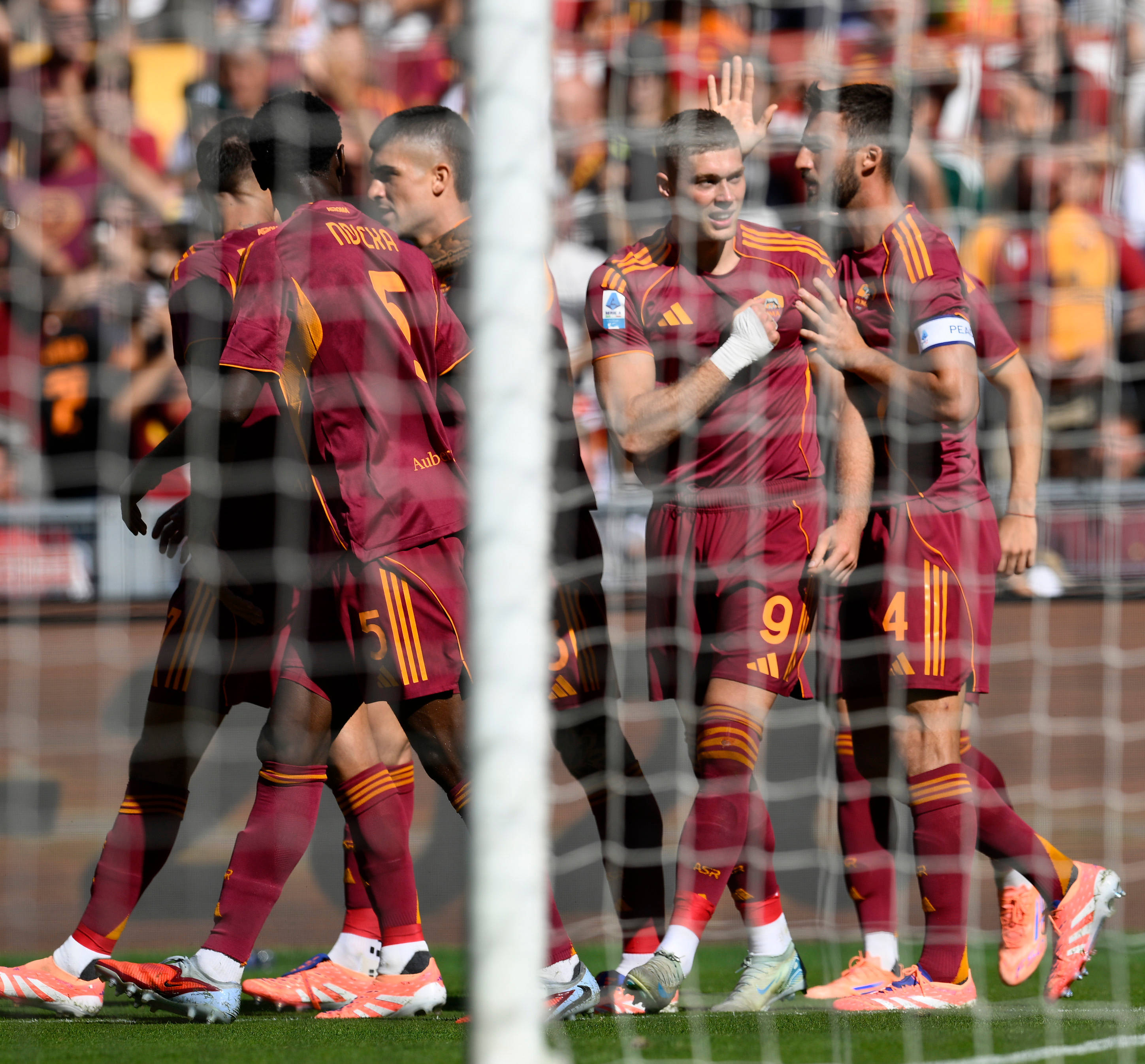 (体育)足球——意甲:罗马胜维罗纳