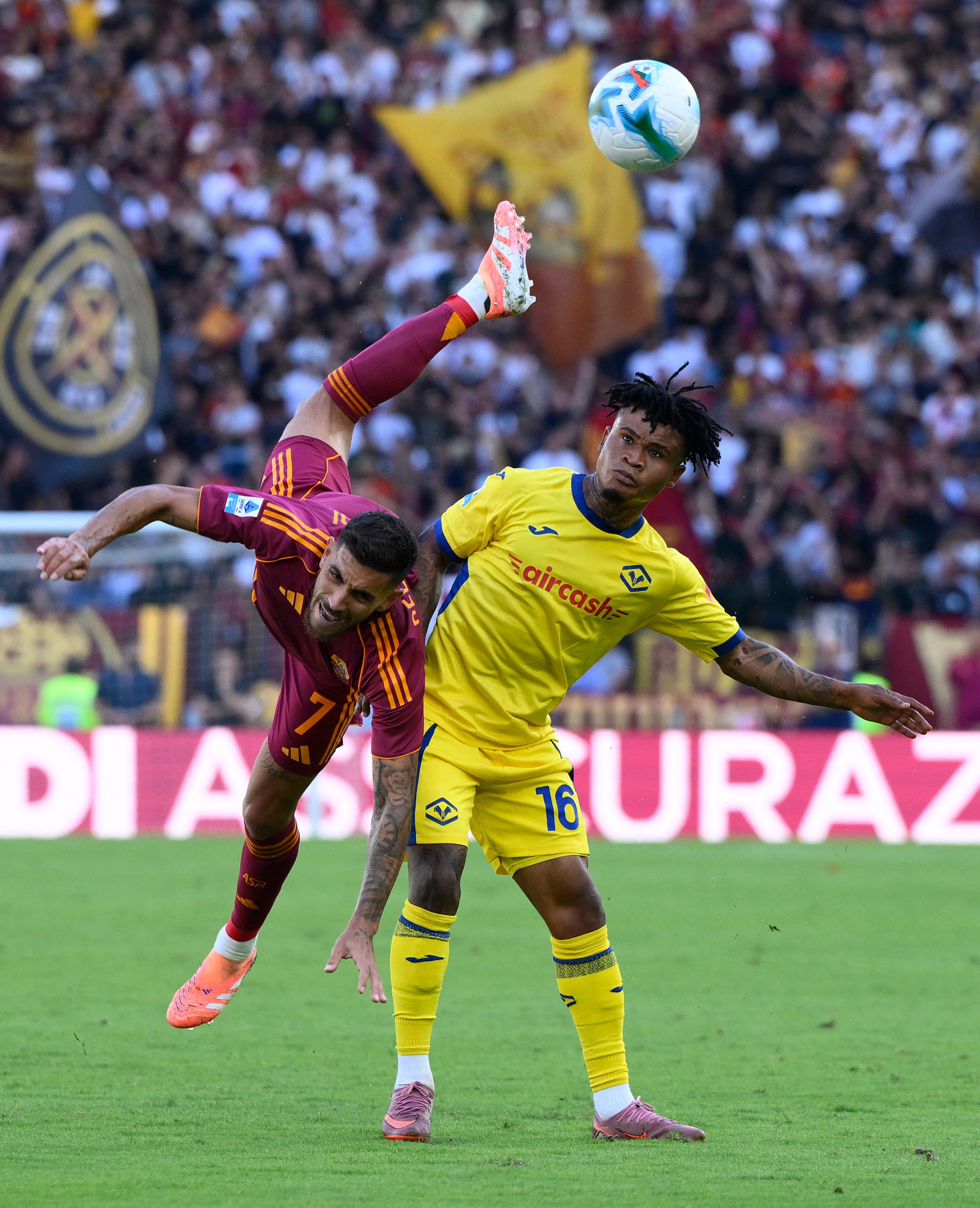 (体育)足球——意甲:罗马胜维罗纳