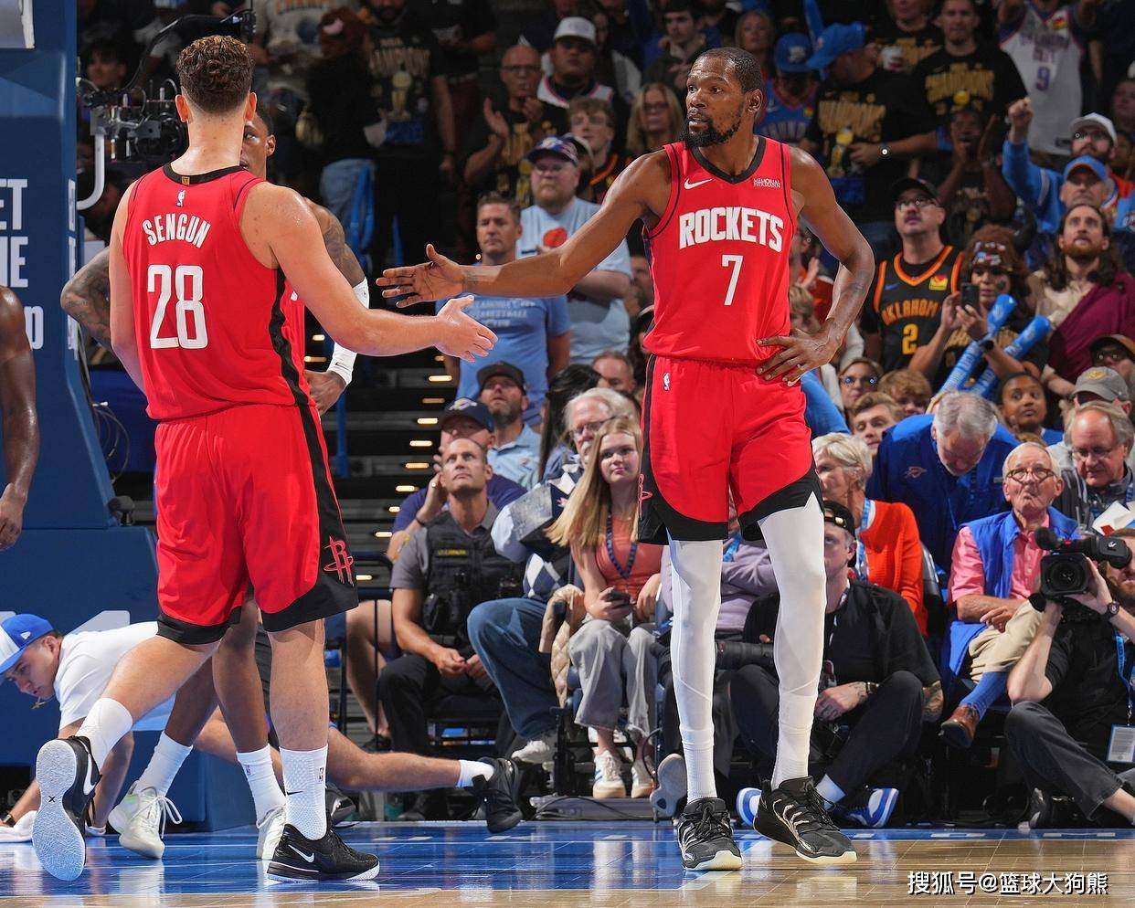 关键时刻12中8，稳砍26分！火箭队火力升级，杜兰特完胜杰伦格林